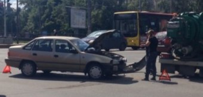Автоцистерна "Водоканала"  оторвал передний бампер у Daewoo Nexia на Черной речке