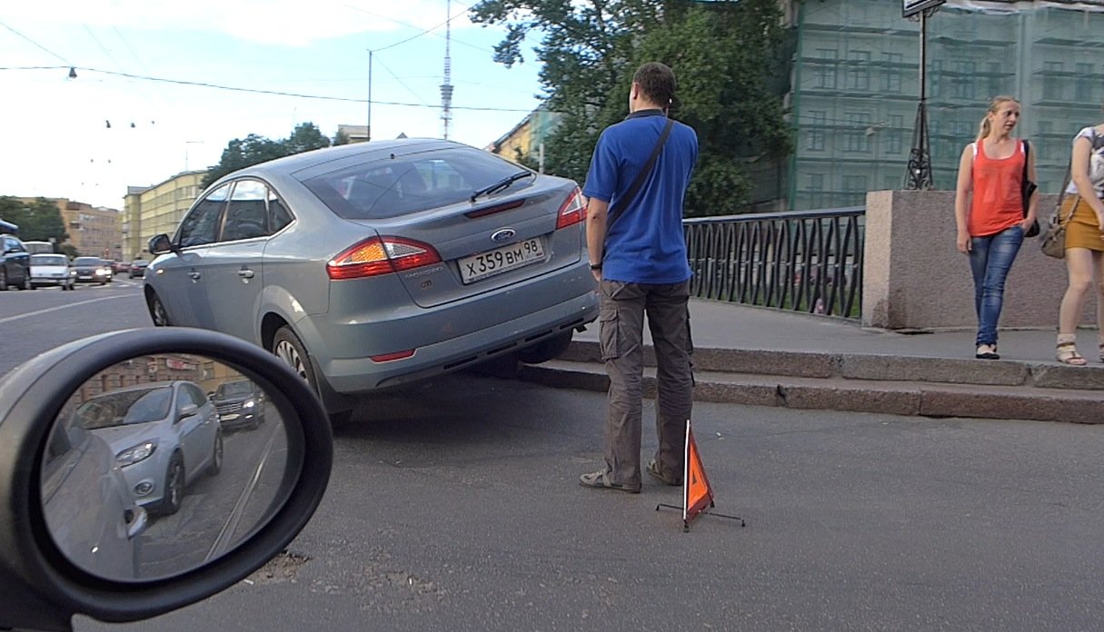 Автомобиль "Форд Мондео" повис на поребрике на мосту через реку Карповку "Форд Мондео" повис на поребрике на мосту через реку Карповку