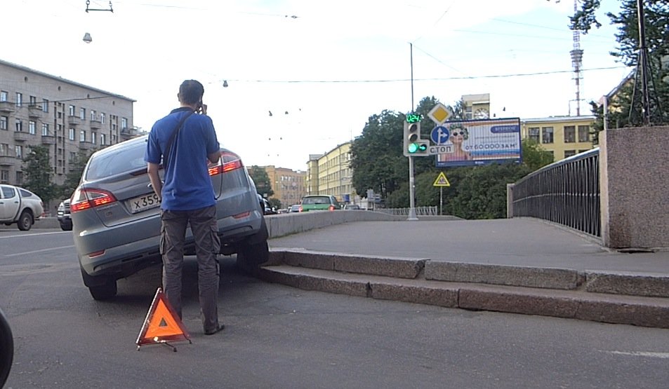 Автомобиль "Форд Мондео" повис на поребрике на мосту через реку Карповку "Форд Мондео" повис на поребрике на мосту через реку Карповку