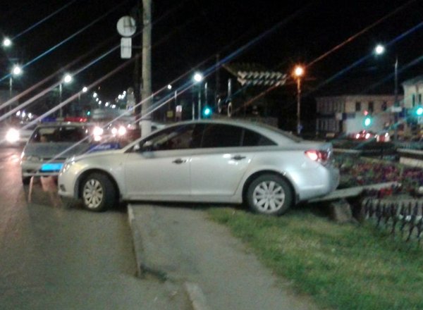 35-летний водитель: управляя автомобилем Chevrolet Cruze, врезался в цветочную клумбу ДТП в Туле - наезд на препятствие