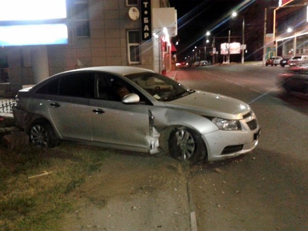35-летний водитель: управляя автомобилем Chevrolet Cruze, врезался в цветочную клумбу ДТП в Туле - наезд на препятствие