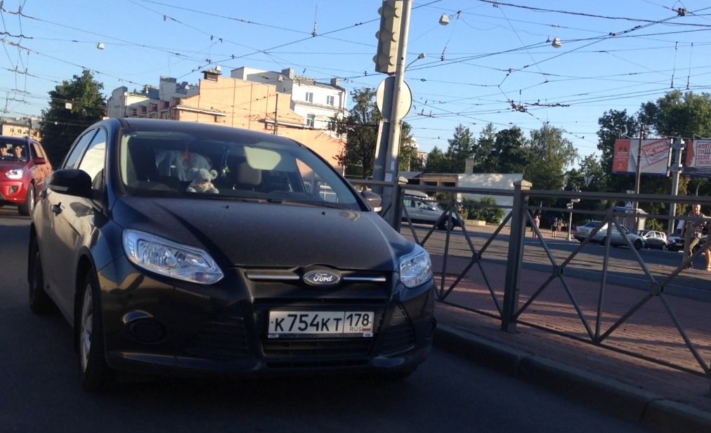Две иномарки у станции метро Выборгская не вписались в проезжую часть ДТП у Выборгской