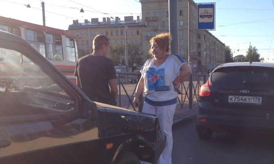 Две иномарки у станции метро Выборгская не вписались в проезжую часть ДТП у Выборгской