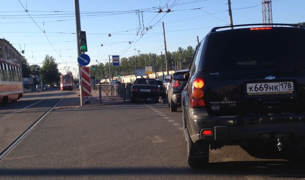 Две иномарки у станции метро Выборгская не вписались в проезжую часть ДТП у Выборгской
