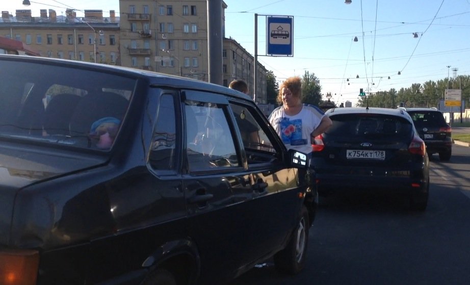 Две иномарки у станции метро Выборгская не вписались в проезжую часть ДТП у Выборгской
