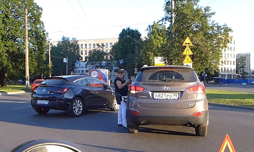 ДТП на круговом движении на площади Мужества