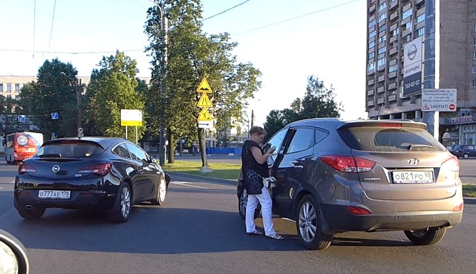 ДТП на круговом движении на площади Мужества