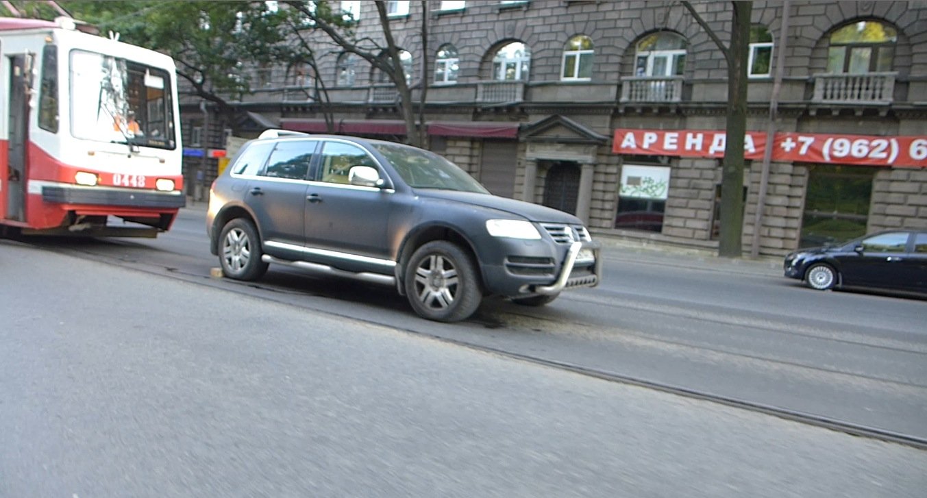 Очередная авария на трамвайных путях на проспекте Энгельса с участием Volkswagen Touareg ДТП на проспекте Энгельса