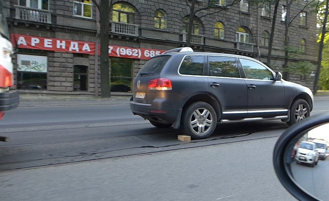 Очередная авария на трамвайных путях на проспекте Энгельса с участием Volkswagen Touareg ДТП на проспекте Энгельса