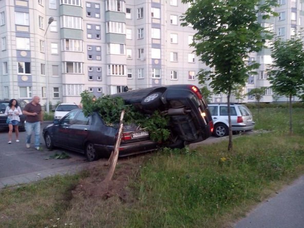 Автомобиль запрыгнул на крышу другого