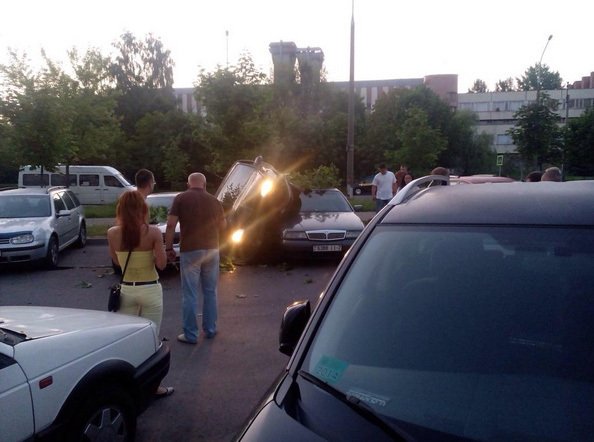 Автомобиль запрыгнул на крышу другого