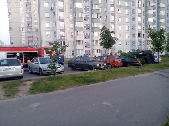 Автомобиль запрыгнул на крышу другого
