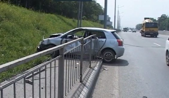 ДТП в Владивостоке - легковой автомобиль вылетел с трассы и проломил ограждение Наезд на препятствие