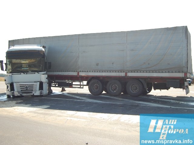 Огромная фура Renault пробила заграждения на блок-посту в Мелитополе Наезд на препятствие