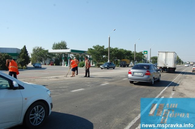 Огромная фура Renault пробила заграждения на блок-посту в Мелитополе Наезд на препятствие