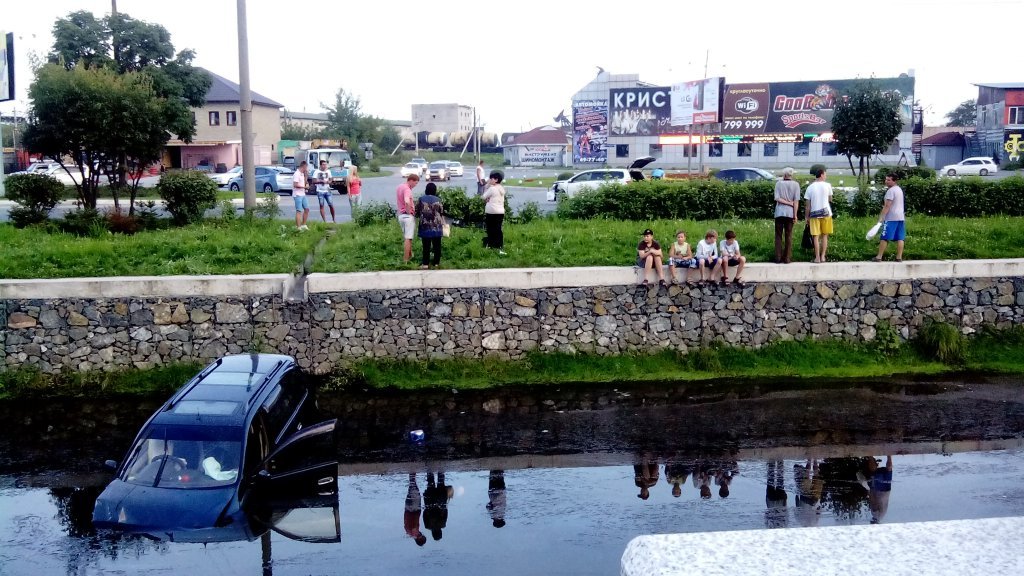 Автомобиль упал в воду