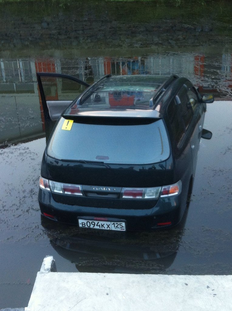 Автомобиль упал в воду