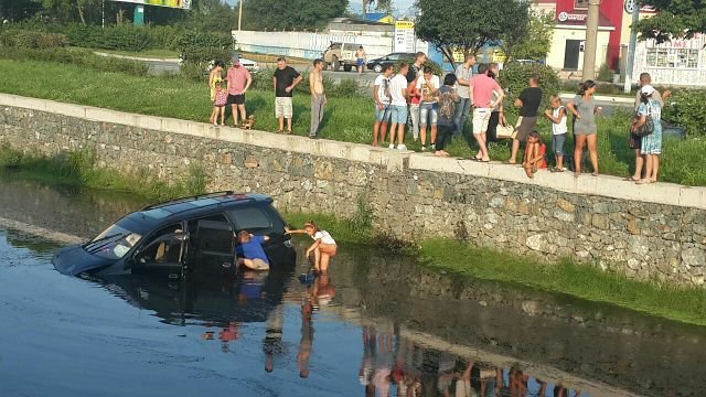 Автомобиль упал в воду