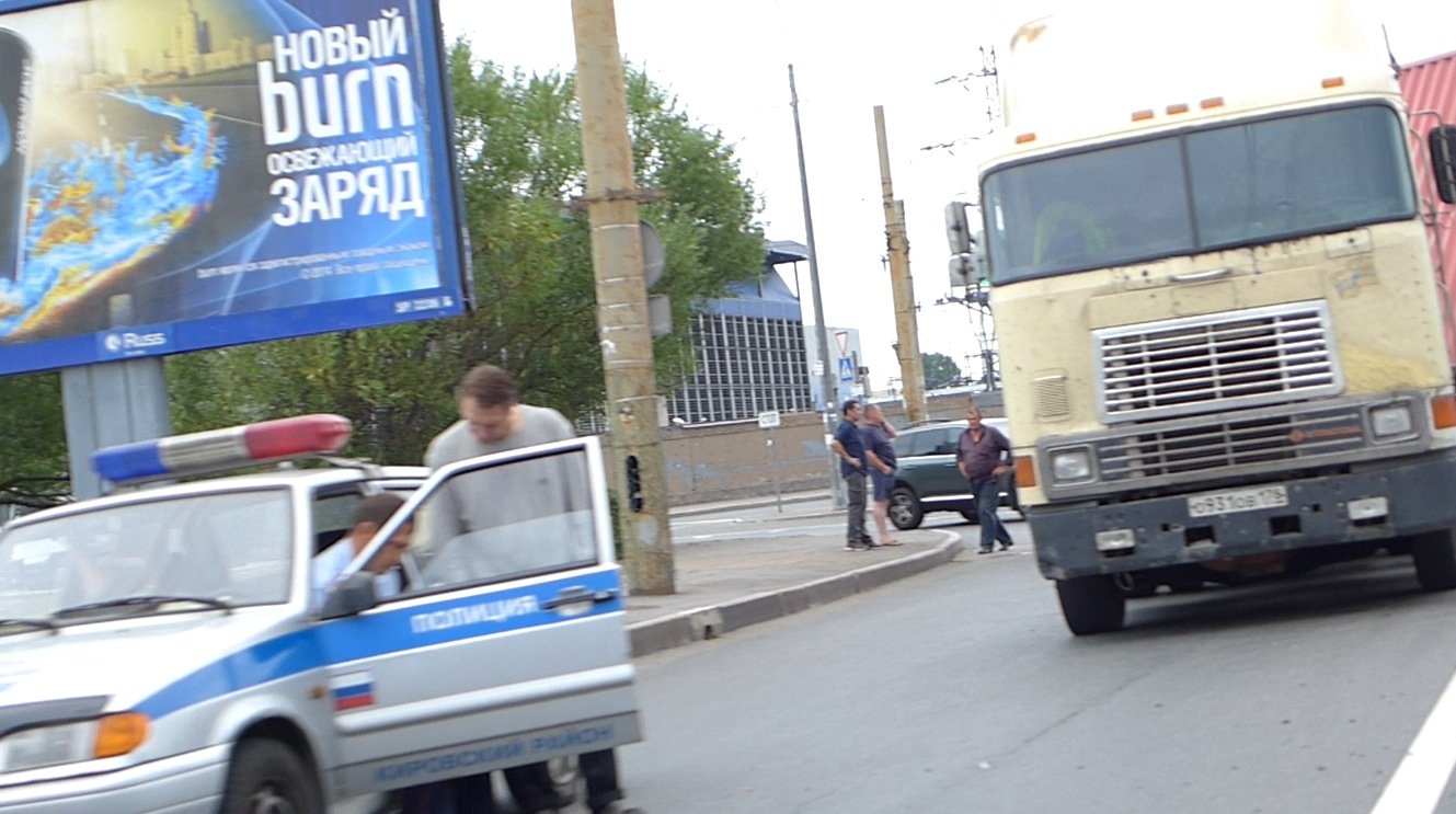 Контейнер упал с грузовика
