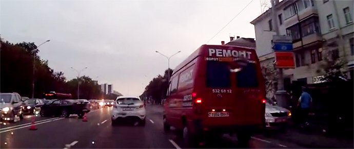 Спорт-купе Mitsubishi 3000GT врезался в Гелендваген, отчего тот опрокинулся на тротуар и газон ДТП с елендвагеном
