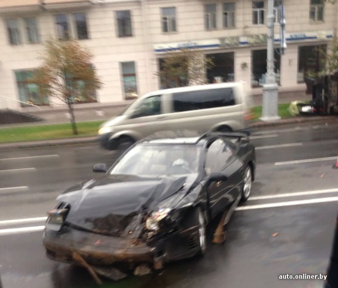 Спорт-купе Mitsubishi 3000GT врезался в Гелендваген, отчего тот опрокинулся на тротуар и газон ДТП с елендвагеном