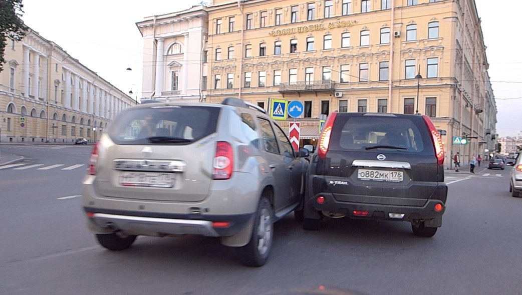Два кроссовера навалились друг на друга на круговом движении на площади Ломоносова ДТП на площади Ломоносова
