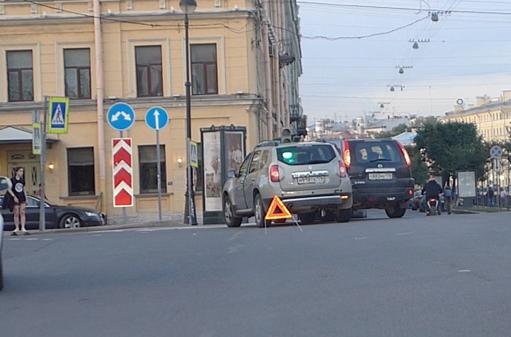 Два кроссовера навалились друг на друга на круговом движении на площади Ломоносова ДТП на площади Ломоносова