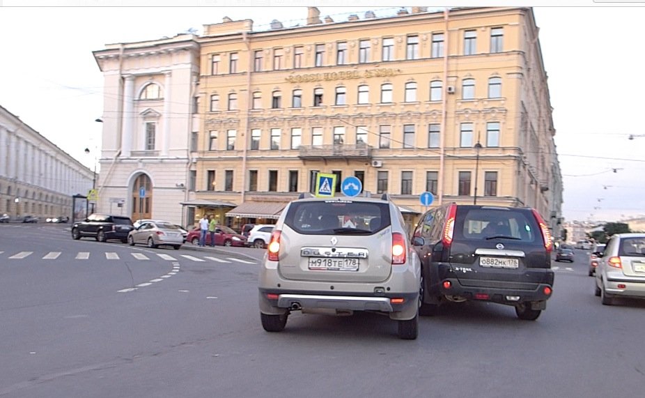Два кроссовера навалились друг на друга на круговом движении на площади Ломоносова ДТП на площади Ломоносова