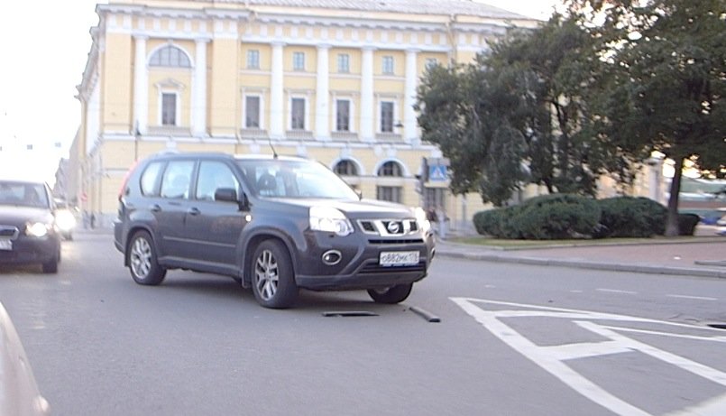Два кроссовера навалились друг на друга на круговом движении на площади Ломоносова ДТП на площади Ломоносова