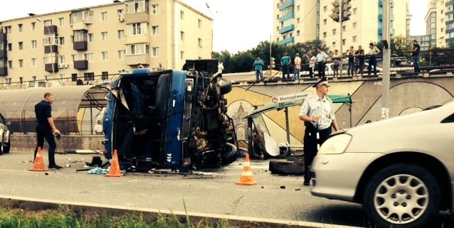 Пассажирский автобус перескочил с одной дороги на другую и опрокинулся набок Автобус опрокинулся в Владивостоке