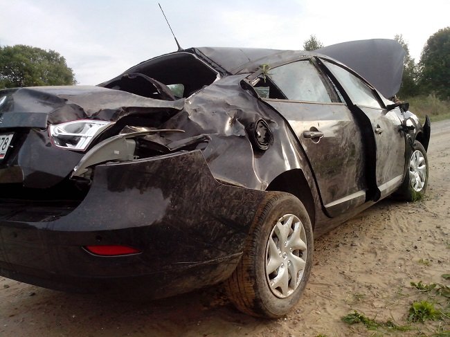 В Костромской области Renault Fluence слетел с дороги и несколько раз перевернулся Опрокидывание автомобиля