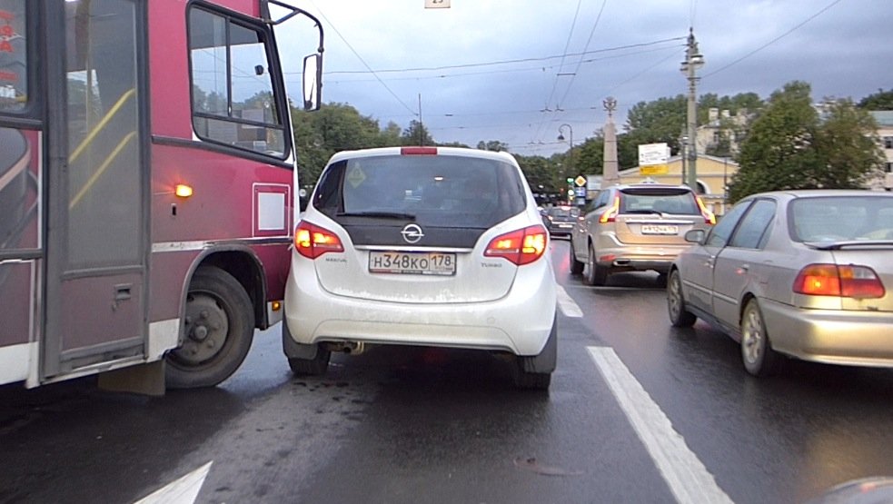 На Каменноостровском мосту рейсовый автобус врезался в Opel ДТП на Каменноостровском мосту
