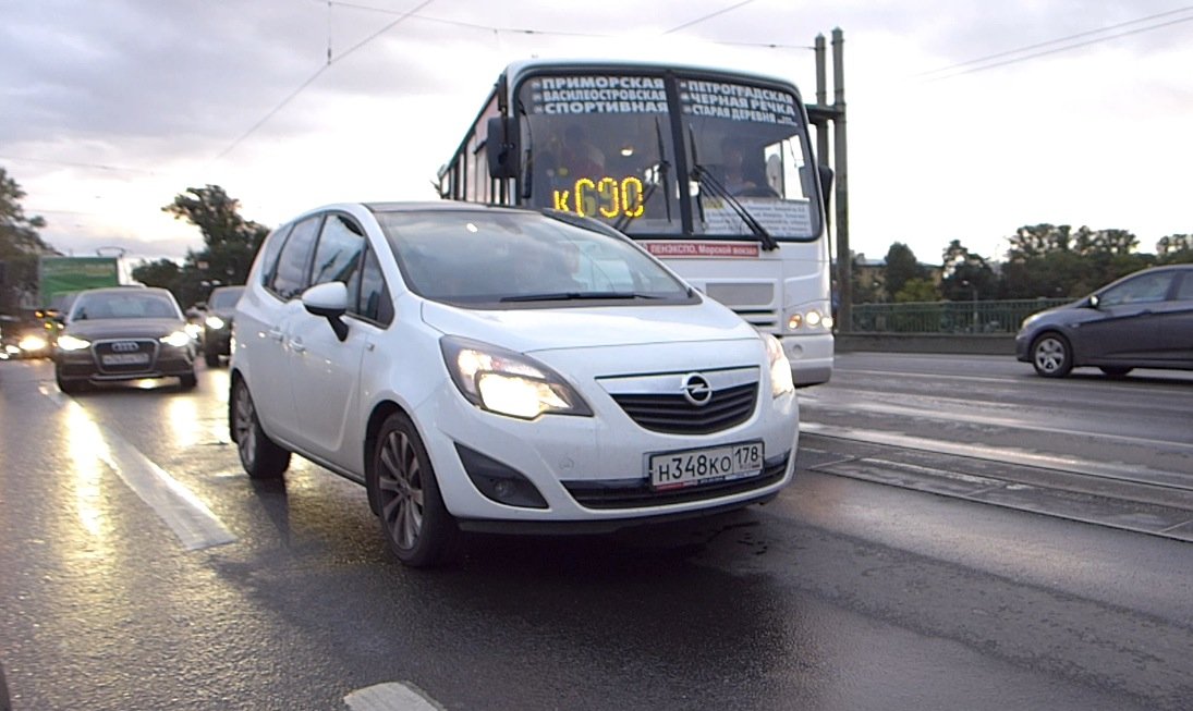 На Каменноостровском мосту рейсовый автобус врезался в Opel ДТП на Каменноостровском мосту