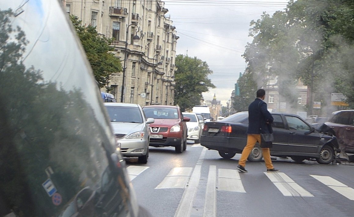 Девушка на Порше Кайенн повернула налево не глядя! ДТП на Каменноостровском проспекте