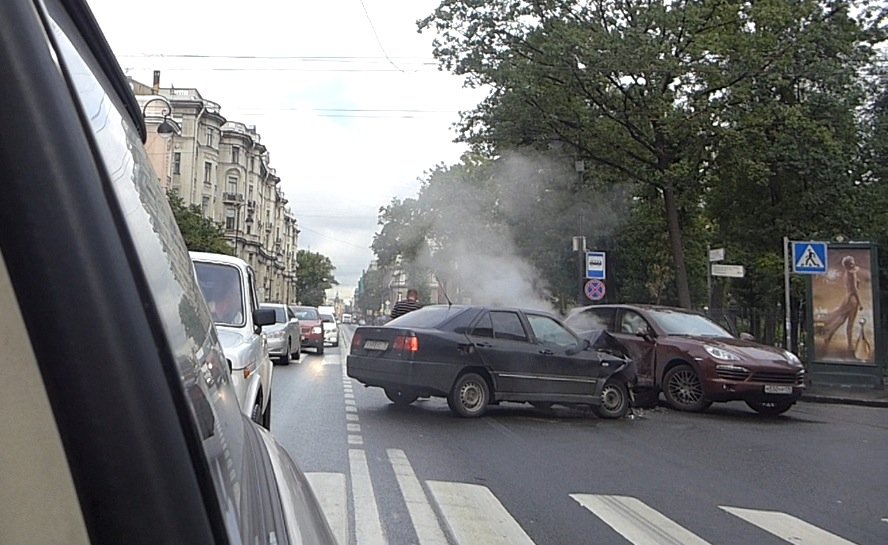 Девушка на Порше Кайенн повернула налево не глядя! ДТП на Каменноостровском проспекте