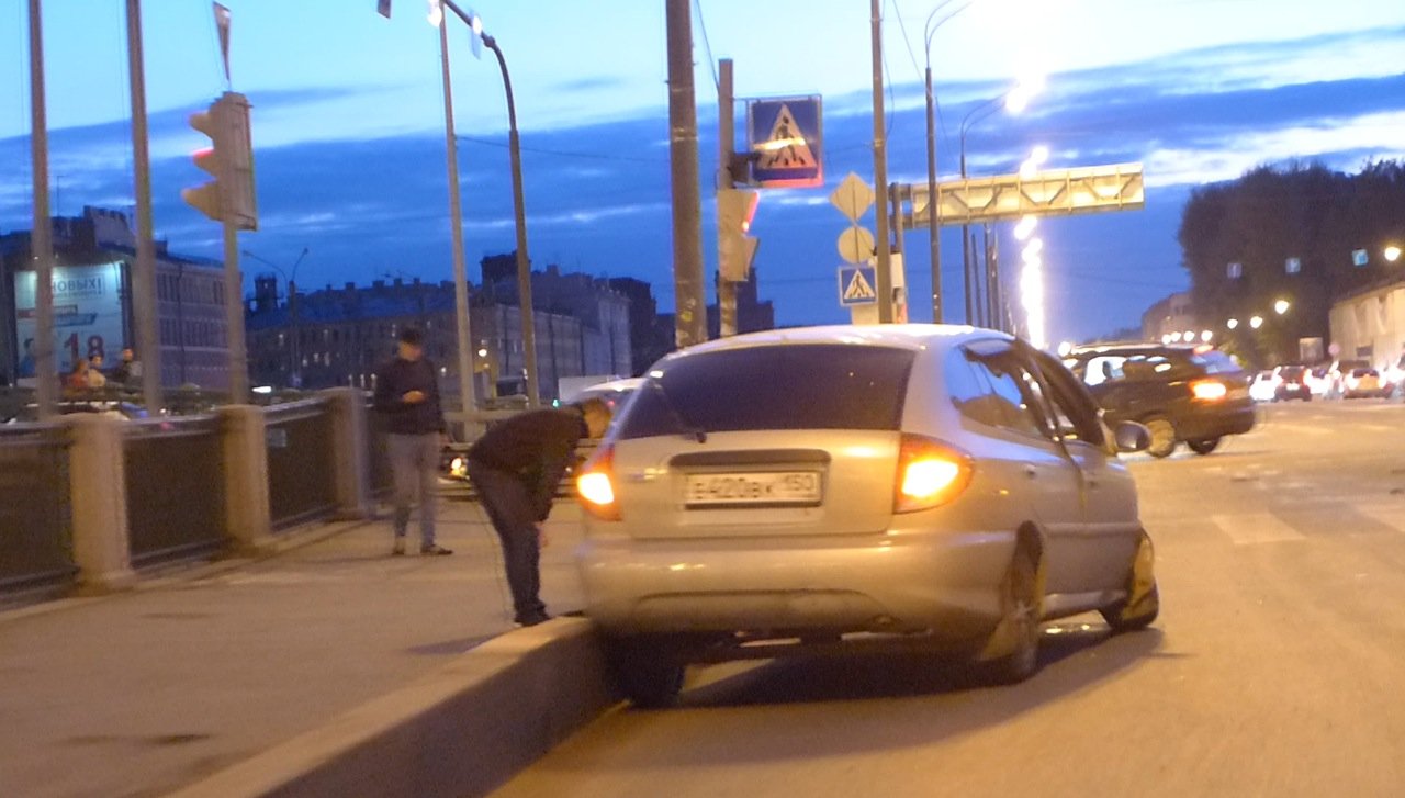 BMW Coupe и хэтчбэк KIA разбились на набережной Обводного канала ДТП на набережной Обводного канала