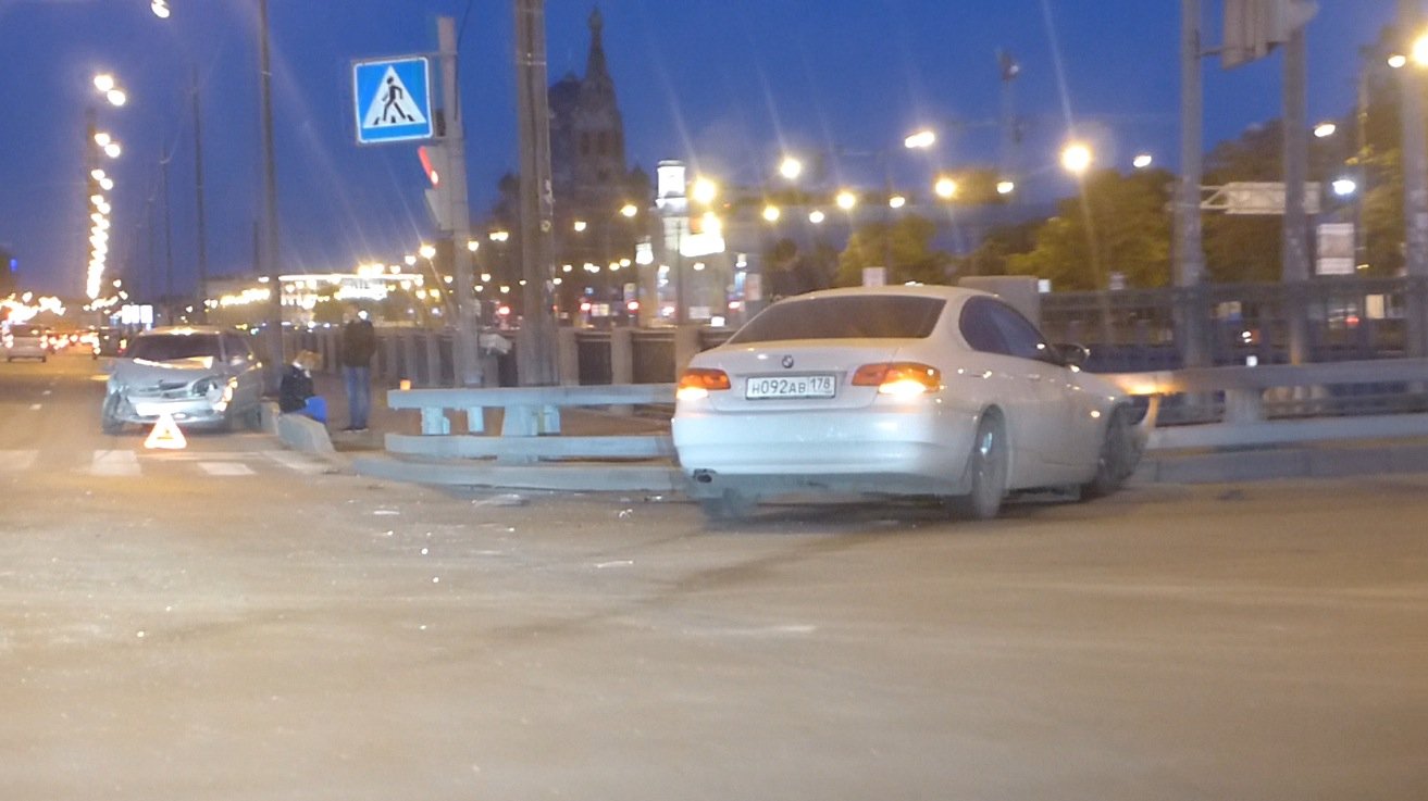 BMW Coupe и хэтчбэк KIA разбились на набережной Обводного канала ДТП на набережной Обводного канала
