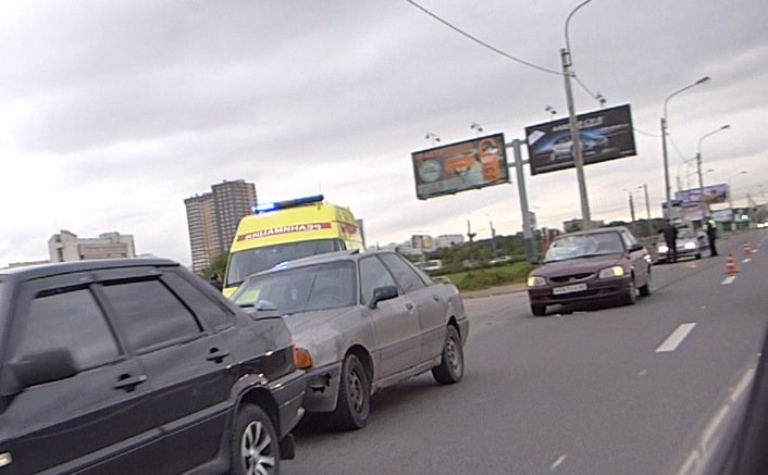 На Петергофском шоссе автомобиль Hyundai Accent сбил пешехода Наезд на пешехода на Петергофском шоссе