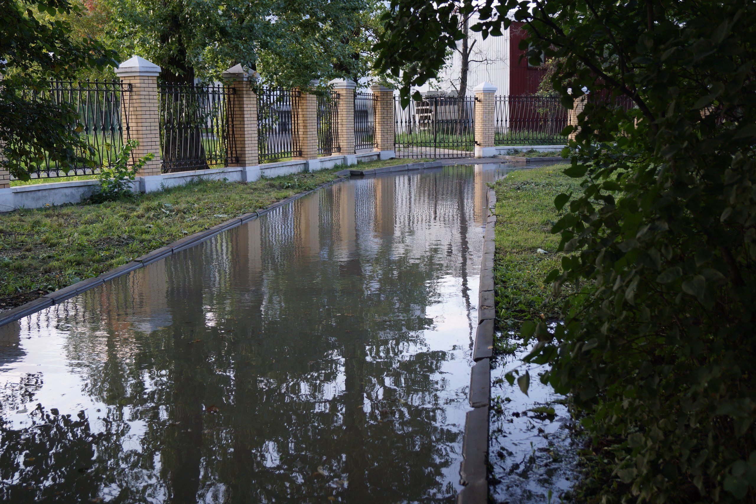 Прорыв воды в Невском районе Петербурга - жилой дом на осадном положении. Прорыв воды в Невском районе