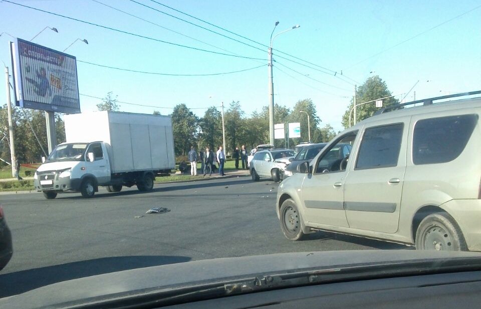 Крупное ДТП на перекрестке проспектов Пискаревского и Блюхера ДТП на Пискаревском проспекте