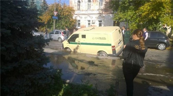 Инкассаторский бронированный Volkswagen провалился в яму в городе Ульяновск ДТП в Ульяновске