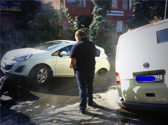 Инкассаторский бронированный Volkswagen провалился в яму в городе Ульяновск ДТП в Ульяновске