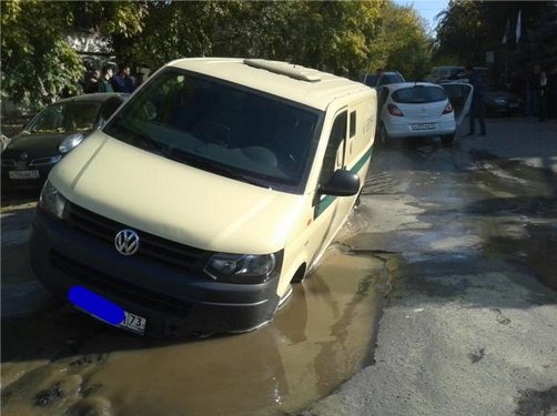 Инкассаторский бронированный Volkswagen провалился в яму в городе Ульяновск ДТП в Ульяновске