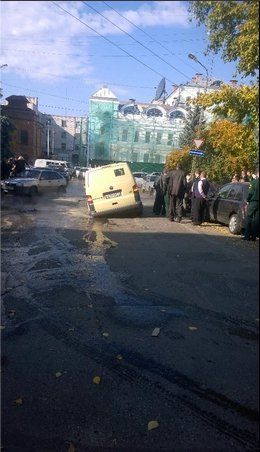 Инкассаторский бронированный Volkswagen провалился в яму в городе Ульяновск ДТП в Ульяновске