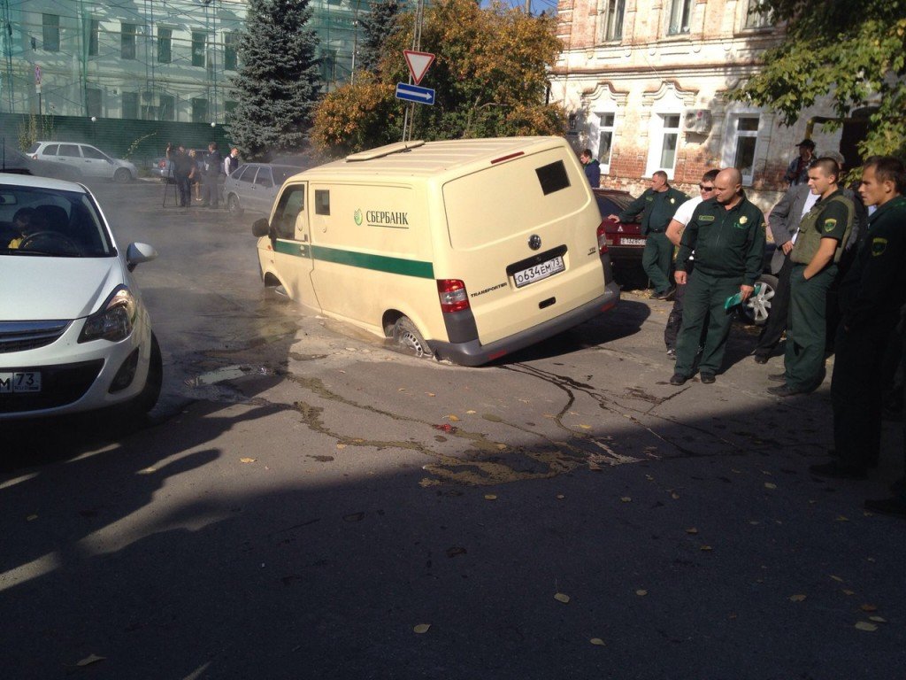 Инкассаторский бронированный Volkswagen провалился в яму в городе Ульяновск ДТП в Ульяновске