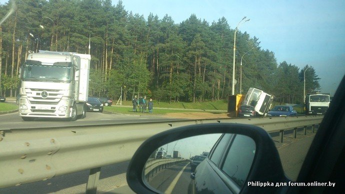 Самосвал с песком опрокинулся правым бортом на кабину легкового автомобиля Опрокидывание самосвала