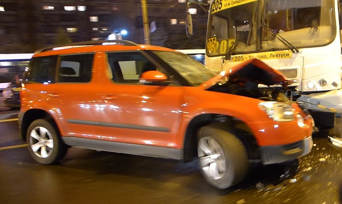 Skoda Yeti "лоб в лоб" столкнулся с маршруткой на проспекте Мориса Тореза Лобовое на Мориса Тореза