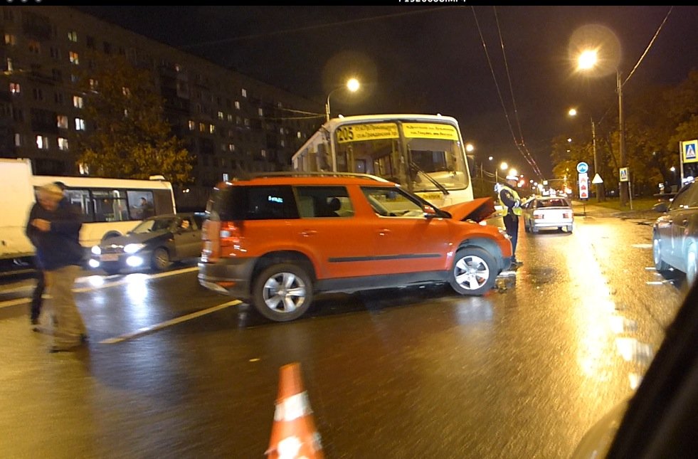 Skoda Yeti "лоб в лоб" столкнулся с маршруткой на проспекте Мориса Тореза Лобовое на Мориса Тореза