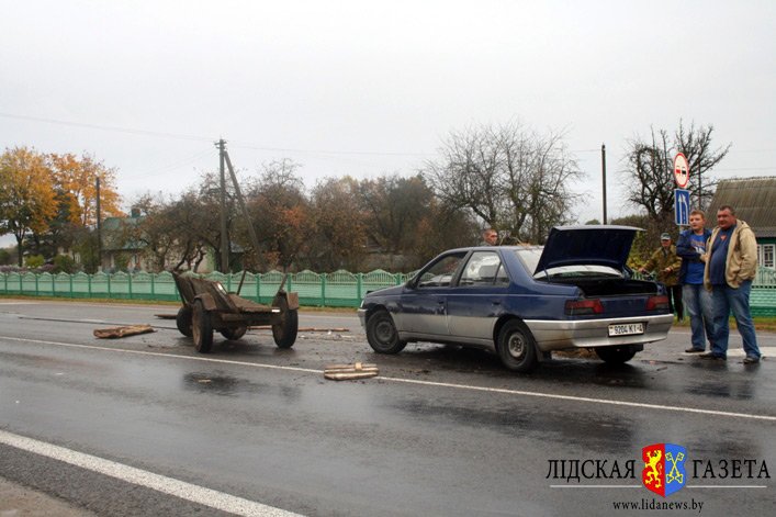 Телега против легкового Peugeot - ну и кто кого? ДТП с гужевой повозкой