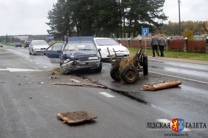 Телега против легкового Peugeot - ну и кто кого? ДТП с гужевой повозкой